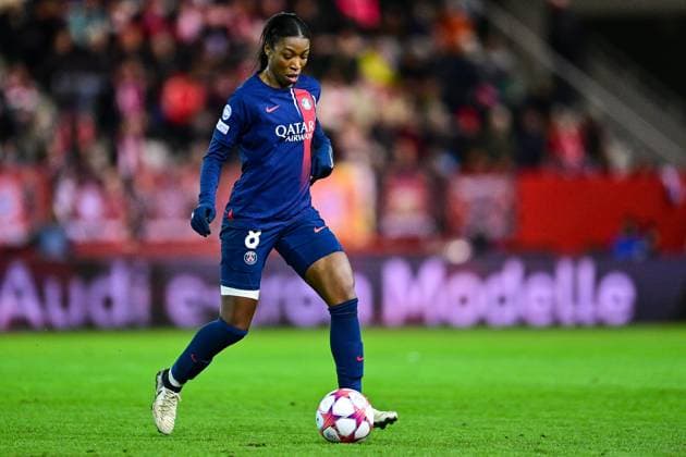 Grace Geyoro (PSG, 8) am Ball, Freisteller, Ganzkörper, Einzelbild, Aktion, Action, 30.01.2024, München (Deutschland), Fussball, UEFA Womens Champions League, Gruppe C, FC Bayern München - Paris Saint-Germain