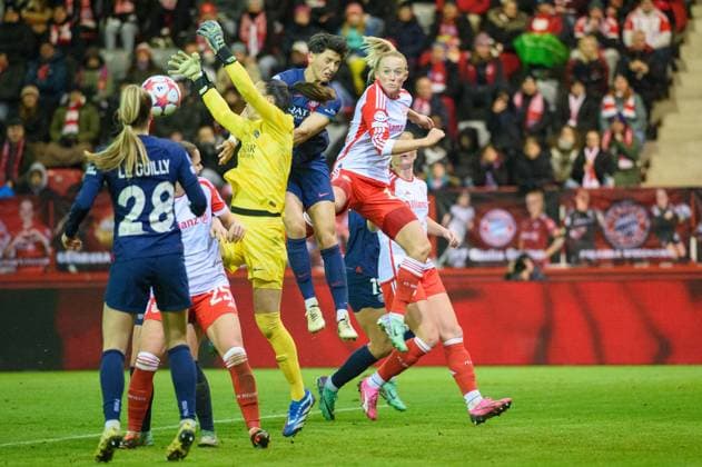 Munich, Germany, January 30th 2024: General scene in the box with Goalkeeper Constance Picaud (16 Paris Saint Germain) trying to catch the ball and Lea Schueller (11 FC Bayern Munich)during the UEFA Womens Champions League group stage match between FC Bayern Munich and Paris Saint Germain at FC Bayern Campus in Munich, Germany. (Sven Beyrich SPP) Copyright: xSvenxBeyrich SPPx spp-en-SvBe-20240130-D4S_4262