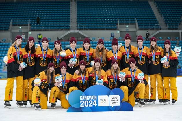 Sport Themen der Woche KW05 Sport Bilder des Tages (240131) -- GANGNEUNG, Jan. 31, 2024 -- Bronze medalists Team Germany pose during the awarding ceremony for Ice hockey, Eishockey women s 6-team tournament at the Gangwon 2024 Winter Youth Olympic Games, Olympische Spiele, Olympia, OS in Gangneung, South Korea, Jan. 31, 2024. ) (SP)SOUTH KOREA-GANGNEUNG-WINTER YOUTH OLYMPIC GAMES-ICE HOCKEY-WOMEN S 6-TEAM-AWARDING CEREMONY ZhangxXiaoyu 