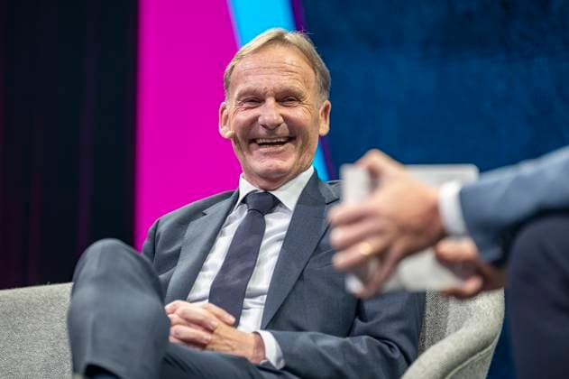 Sport Themen der Woche KW05 Sport Bilder des Tages Hans Joachim Watzke (Geschäftsführer von Borussia Dortmund) spricht während der Podiumsrunde auf dem Sportbusiness Kongress SpoBis am 31.01.24 im CCH Congress Center Hamburg. *** Hans Joachim Watzke Managing Director of Borussia Dortmund speaks during the panel discussion at the SpoBis sports business congress on 31 01 24 at the CCH Congress Center Hamburg Copyright: xThomasxHaeslerx