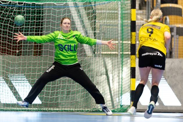 240131 Sävehofs Nina Koppang sätter en straff i mal pa Hallbys malvakt Christina Lövgren Hallberg under handbollsmatchen i Handbollsligan dam mellan Sävehof och Hallby den 31 januari 2024 i Partille. Copyright: MICHAELxERICHSEN BB240131MI008