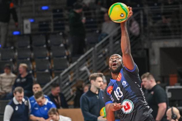 Berlin, Deutschland 31. Januar 2024: CL Volleyball - 2023 2024 - Berlin Recycling Volleys vs. Tours VB Im Bild: Aboubacar Drame Neto (Tours VB) beim warmup Copyright: xFotostandx xReuhlx