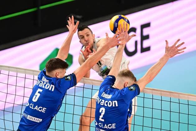 Volleyball I Herren I 2023-2024 I CEV Cup I Quarterfinal CCM 75 I SVG Lüneburg - AONS Milon NEA Smyrni ATHENS I 31.1.2024 Boyan YORDANOV (11, AONS Milon NEA Smyrni ATHENS) scheitert am Block von Erik Johannes Röhrs (5, SVG Lüneburg) und Blake Gregory Leeson (2, SVG Lüneburg) Lüneburg LKH Arena Niedersachsen Deutschland Copyright: xLobeca AndreasxHannigx
