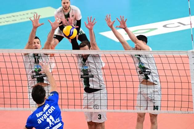 Volleyball I Herren I 2023-2024 I CEV Cup I Quarterfinal CCM 75 I SVG Lüneburg - AONS Milon NEA Smyrni ATHENS I 31.1.2024 Hier kommt Xander Wolf Wassenaar Ketrzynski (11, SVG Lüneburg) nicht am Dreierblock der Griechen mir Boyan YORDANOV (11, AONS Milon NEA Smyrni ATHENS), Dimitrios CHARALAMPIDIS (3, AONS Milon NEA Smyrni ATHENS) und Alexandros NANOPOULOS (14, AONS Milon NEA Smyrni ATHENS) vorbei Lüneburg LKH Arena Niedersachsen Deutschland Copyright: xLobeca AndreasxHannigx