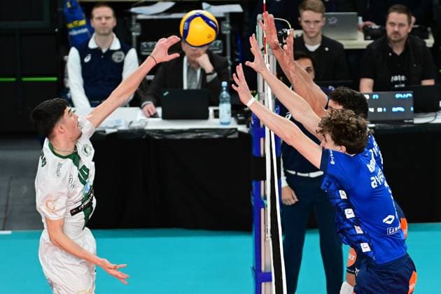 Volleyball I Herren I 2023-2024 I CEV Cup I Quarterfinal CCM 75 I SVG Lüneburg - AONS Milon NEA Smyrni ATHENS I 31.1.2024 Alexandros NANOPOULOS (14, AONS Milon NEA Smyrni ATHENS) gegen den Block von Joscha Kunstmann (7, SVG Lüneburg) und dahinter Xander Wolf Wassenaar Ketrzynski (11, SVG Lüneburg) Lüneburg LKH Arena Niedersachsen Deutschland Copyright: xLobeca AndreasxHannigx