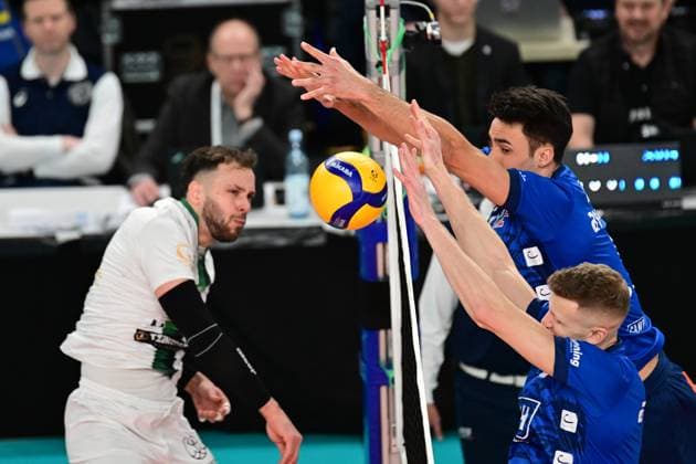Sport Bilder des Tages Volleyball I Herren I 2023-2024 I CEV Cup I Quarterfinal CCM 75 I SVG Lüneburg - AONS Milon NEA Smyrni ATHENS I 31.1.2024 Hier ist die Schleuse zu: a16= kommt nicht am Doppelblock von Blake Gregory Leeson (2, SVG Lüneburg) und Xander Wolf Wassenaar Ketrzynski (11, SVG Lüneburg) vorbei Lüneburg LKH Arena Niedersachsen Deutschland Copyright: xLobeca AndreasxHannigx