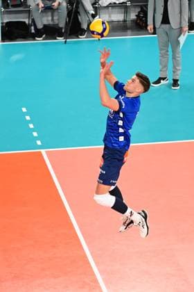 Volleyball I Herren I 2023-2024 I CEV Cup I Quarterfinal CCM 75 I SVG Lüneburg - AONS Milon NEA Smyrni ATHENS I 31.1.2024 Hier mutieert Erik Johannes Röhrs (5, SVG Lüneburg) zum Zuspieler - akrobatisch im Sprung Lüneburg LKH Arena Niedersachsen Deutschland Copyright: xLobeca AndreasxHannigx