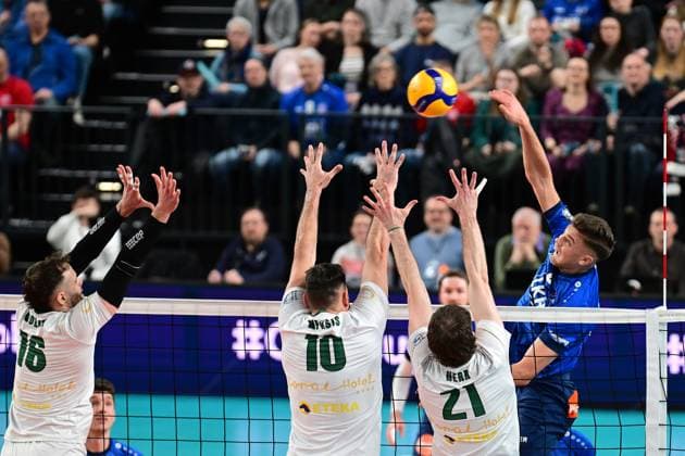 Volleyball I Herren I 2023-2024 I CEV Cup I Quarterfinal CCM 75 I SVG Lüneburg - AONS Milon NEA Smyrni ATHENS I 31.1.2024 =Nationalspieler Erik Johannes Röhrs (5, SVG Lüneburg) schlägt locker ÜBER den Dreier-Block der Griechen mit Pedro Gabriel MOLINA MERCADO (16, AONS Milon NEA Smyrni ATHENS), Achilleas BASI (10, AONS Milon NEA Smyrni ATHENS) und Luke HERR (21, AONS Milon NEA Smyrni ATHENS) Lüneburg LKH Arena Niedersachsen Deutschland Copyright: xLobeca AndreasxHannigx