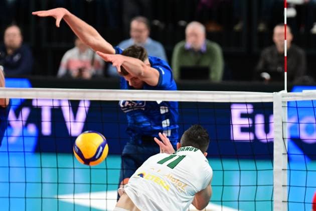 Volleyball I Herren I 2023-2024 I CEV Cup I Quarterfinal CCM 75 I SVG Lüneburg - AONS Milon NEA Smyrni ATHENS I 31.1.2024 Das ist ein Dach: Erik Johannes Röhrs (5, SVG Lüneburg) baut seinen Block über Boyan YORDANOV (11, AONS Milon NEA Smyrni ATHENS) auf - Der bekommt den Ball fast in Gesicht¦ Lüneburg LKH Arena Niedersachsen Deutschland Copyright: xLobeca AndreasxHannigx
