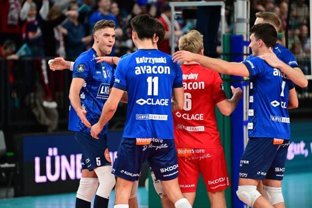 Volleyball I Herren I 2023-2024 I CEV Cup I Quarterfinal CCM 75 I SVG Lüneburg - AONS Milon NEA Smyrni ATHENS I 31.1.2024 Schelmisch - Erik Johannes Röhrs (5, SVG Lüneburg) freut sich über den Punkt zum Satzgewinn: 1:0 Lüneburg LKH Arena Niedersachsen Deutschland Copyright: xLobeca AndreasxHannigx