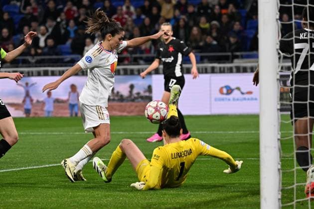 Danielle Van de Donk (lyon) vs Olivie Lukasova (prague) FOOTBALL: Olympique Lyonnais FÂŽminines vs SK Slavia Prague - Ligue des Champions FÂŽminine - 31 01 2024 FredericChambert Panoramic 