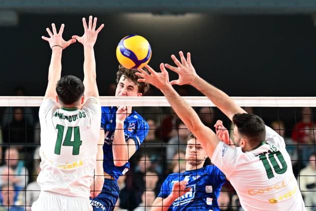 Volleyball I Herren I 2023-2024 I CEV Cup I Quarterfinal CCM 75 I SVG Lüneburg - AONS Milon NEA Smyrni ATHENS I 31.1.2024 Joscha Kunstmann (7, SVG Lüneburg) gegen Alexandros NANOPOULOS (14, AONS Milon NEA Smyrni ATHENS) und Achilleas BASI (10, AONS Milon NEA Smyrni ATHENS) Lüneburg LKH Arena Niedersachsen Deutschland Copyright: xLobeca AndreasxHannigx