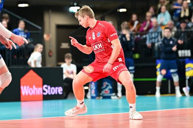 Volleyball I Herren I 2023-2024 I CEV Cup I Quarterfinal CCM 75 I SVG Lüneburg - AONS Milon NEA Smyrni ATHENS I 31.1.2024 Gage Thomas Wortley (6, SVG Lüneburg) zeigt an: der Ball war aus¦ die Challenge ergibt nichts anderes Lüneburg LKH Arena Niedersachsen Deutschland Copyright: xLobeca AndreasxHannigx