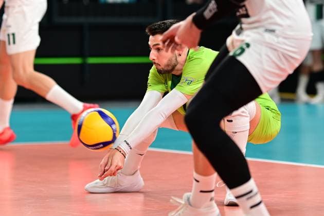 Volleyball I Herren I 2023-2024 I CEV Cup I Quarterfinal CCM 75 I SVG Lüneburg - AONS Milon NEA Smyrni ATHENS I 31.1.2024 Aristeidis CHANDRINOS (7, AONS Milon NEA Smyrni ATHENS) mit der perfekten Ballannahme Lüneburg LKH Arena Niedersachsen Deutschland Copyright: xLobeca AndreasxHannigx