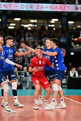 Volleyball I Herren I 2023-2024 I CEV Cup I Quarterfinal CCM 75 I SVG Lüneburg - AONS Milon NEA Smyrni ATHENS I 31.1.2024 Gage Thomas Wortley (6, SVG Lüneburg) freut sich in der Mitte des Teams über den Punkt Lüneburg LKH Arena Niedersachsen Deutschland Copyright: xLobeca AndreasxHannigx