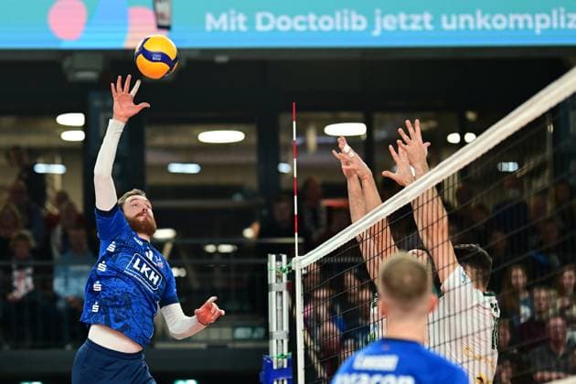 Volleyball I Herren I 2023-2024 I CEV Cup I Quarterfinal CCM 75 I SVG Lüneburg - AONS Milon NEA Smyrni ATHENS I 31.1.2024 Den drückt Jesse William Elser (3, SVG Lüneburg) mit Willen beim Gegner rein Lüneburg LKH Arena Niedersachsen Deutschland Copyright: xLobeca AndreasxHannigx