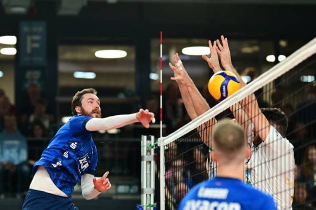 Volleyball I Herren I 2023-2024 I CEV Cup I Quarterfinal CCM 75 I SVG Lüneburg - AONS Milon NEA Smyrni ATHENS I 31.1.2024 Keine Gegenwehr beim Angriff von Jesse William Elser (3, SVG Lüneburg) Lüneburg LKH Arena Niedersachsen Deutschland Copyright: xLobeca AndreasxHannigx