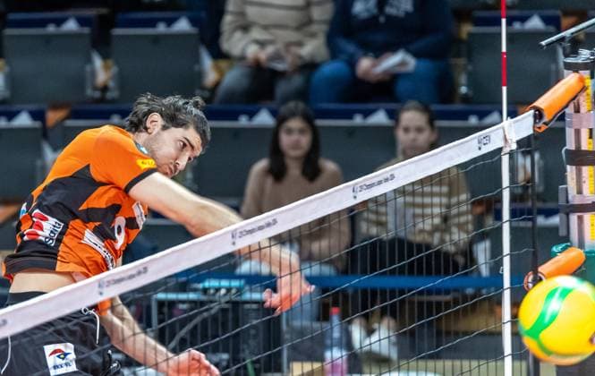 31.01.2024, Berlin, Volleyball: CEV Champions League, Maenner, Playoff, BR Volleys gegen Tours VB, Max-Schmeling-Halle. Berlins Timothee Carle spielt den Ball ueber das Netz. BR Volleys vs. Tours VB