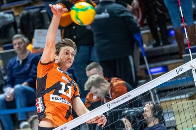31.01.2024, Berlin, Volleyball: CEV Champions League, Maenner, Playoff, BR Volleys gegen Tours VB, Max-Schmeling-Halle. Berlins Cody Kessel spielt den Ball ueber das Netz. BR Volleys vs. Tours VB