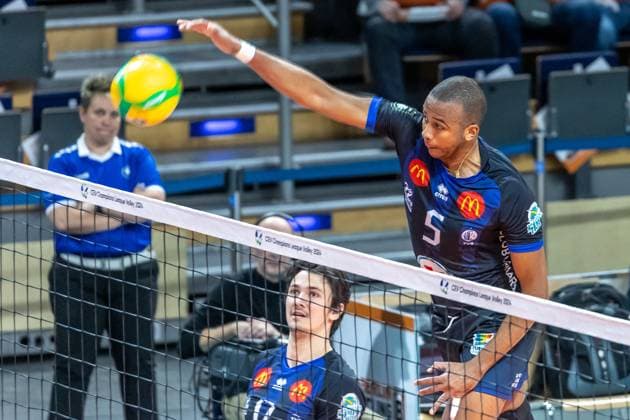 31.01.2024, Berlin, Volleyball: CEV Champions League, Maenner, Playoff, BR Volleys gegen Tours VB, Max-Schmeling-Halle. Leandro Santos von Tours VB spielt den Ball ueber das Netz. BR Volleys vs. Tours VB