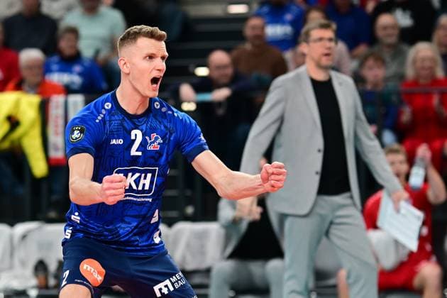 Volleyball I Herren I 2023-2024 I CEV Cup I Quarterfinal CCM 75 I SVG Lüneburg - AONS Milon NEA Smyrni ATHENS I 31.1.2024 Zu früh gefreut Blake Gregory Leeson (2, SVG Lüneburg) - der Ball war aus - im Hintergrund Stefan Hübner Headcoach (SVG Lüneburg) Lüneburg LKH Arena Niedersachsen Deutschland Copyright: xLobeca AndreasxHannigx