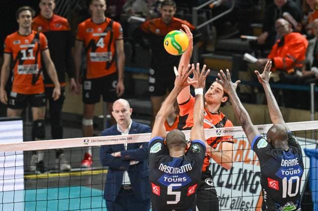 Berlin, Deutschland 31. Januar 2024: CL Volleyball - 2023 2024 - Berlin Recycling Volleys vs. Tours VB Im Bild: Timothee Carle (BR Volleys) schlägt am Block von Tour vorbei, v.li.: Leandro Nascimento Dos Santos (Tours VB), Aboubacar Drame Neto (Tours VB) Copyright: xFotostandx xReuhlx
