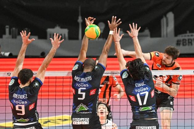 Berlin, Deutschland 31. Januar 2024: CL Volleyball - 2023 2024 - Berlin Recycling Volleys vs. Tours VB Im Bild: v. li. im Zweikampf Nicolas Marcelo Mendez (Tours VB), Leandro Nascimento Dos Santos (Tours VB), Zeljco Coric (Tours VB), Ruben Schott (BR Volleys) Copyright: xFotostandx xReuhlx