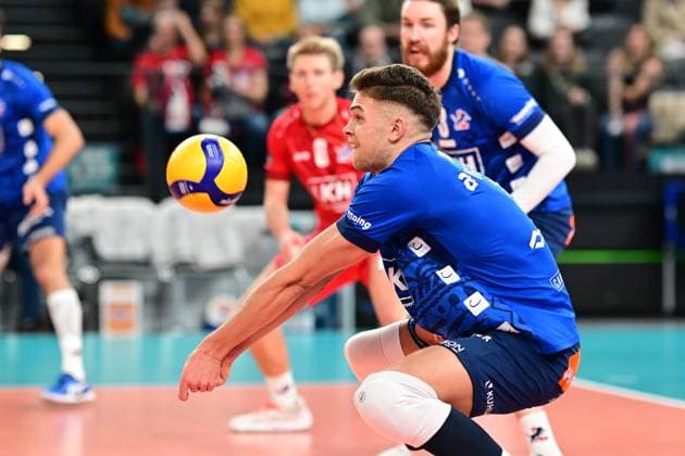 Volleyball I Herren I 2023-2024 I CEV Cup I Quarterfinal CCM 75 I SVG Lüneburg - AONS Milon NEA Smyrni ATHENS I 31.1.2024 Erik Johannes Röhrs (5, SVG Lüneburg) in der Ballannahme Lüneburg LKH Arena Niedersachsen Deutschland Copyright: xLobeca AndreasxHannigx