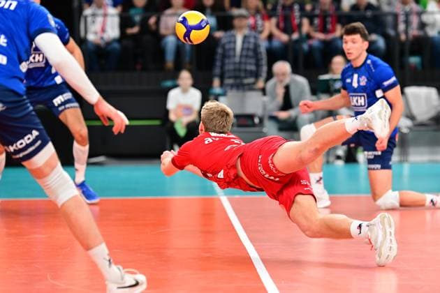 Volleyball I Herren I 2023-2024 I CEV Cup I Quarterfinal CCM 75 I SVG Lüneburg - AONS Milon NEA Smyrni ATHENS I 31.1.2024 Gage Thomas Wortley (6, SVG Lüneburg) mit dem Live: der Punkt geht nach Lüneburg Lüneburg LKH Arena Niedersachsen Deutschland Copyright: xLobeca AndreasxHannigx