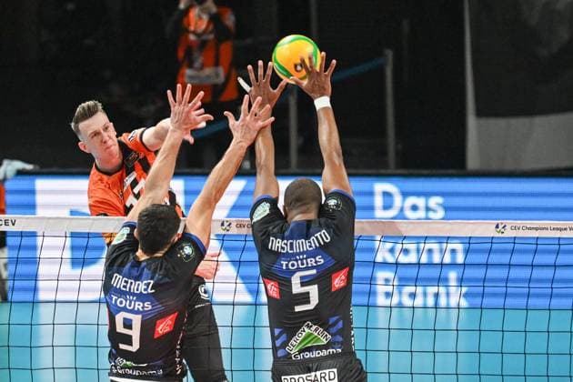 Berlin, Deutschland 31. Januar 2024: CL Volleyball - 2023 2024 - Berlin Recycling Volleys vs. Tours VB Im Bild: v. li. im Zweikampf Marek Sotola (BR Volleys), Nicolas Marcelo Mendez (Tours VB), Leandro Nascimento Dos Santos (Tours VB) Copyright: xFotostandx xReuhlx