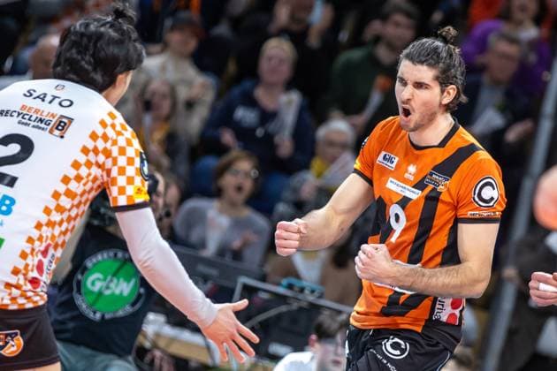 31.01.2024, Berlin, Volleyball: CEV Champions League, Maenner, Playoff, BR Volleys gegen Tours VB, Max-Schmeling-Halle. Berlins Libero Satoshi Tsuiki (l) und Timothee Carle jubeln nach Punktgewinn. BR Volleys vs. Tours VB