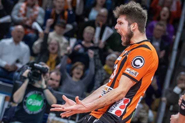 31.01.2024, Berlin, Volleyball: CEV Champions League, Maenner, Playoff, BR Volleys gegen Tours VB, Max-Schmeling-Halle. Berlins Ruben Schott jubelt nach Punktgewinn. BR Volleys vs. Tours VB