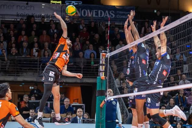 31.01.2024, Berlin, Volleyball: CEV Champions League, Maenner, Playoff, BR Volleys gegen Tours VB, Max-Schmeling-Halle. Berlins Ruben Schott (l) spielt den Ball durch den Block von Tours VB. BR Volleys vs. Tours VB