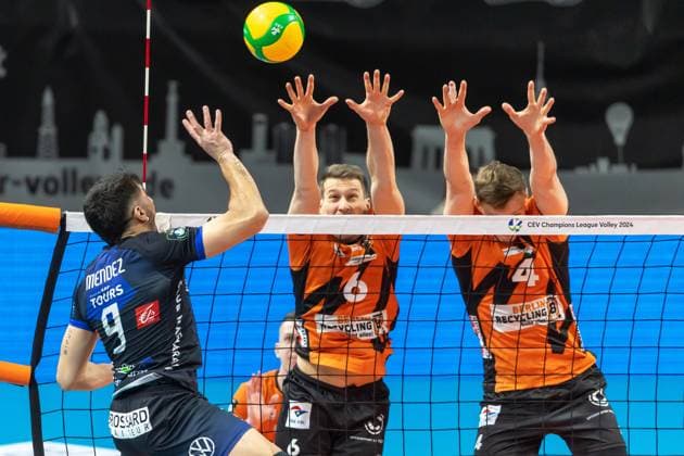 31.01.2024, Berlin, Volleyball: CEV Champions League, Maenner, Playoff, BR Volleys gegen Tours VB, Max-Schmeling-Halle. Nicolas Mendez (l-r) von Tours VB spielt den Ball gegen Berlins Block aus Berlins Johannes Tille und Timo Tammemaa. BR Volleys vs. Tours VB