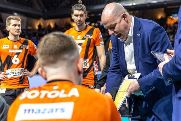 31.01.2024, Berlin, Volleyball: CEV Champions League, Maenner, Playoff, BR Volleys gegen Tours VB, Max-Schmeling-Halle. Trainer Joel Banks der Berlin Volleys bespricht sich in einer Auszeit mit seinem Team. BR Volleys vs. Tours VB