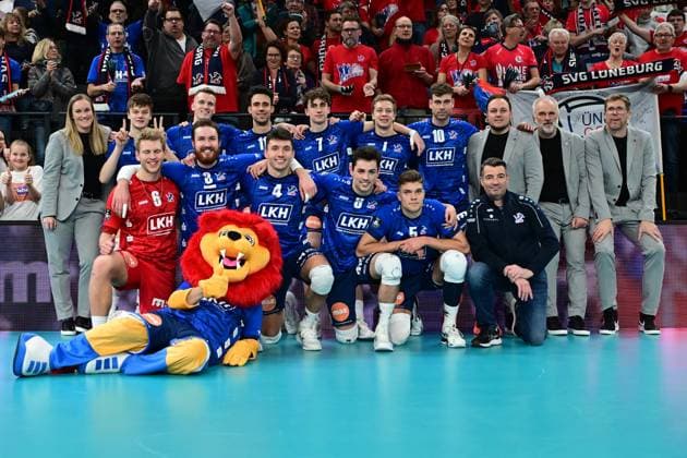 Volleyball I Herren I 2023-2024 I CEV Cup I Quarterfinal CCM 75 I SVG Lüneburg - AONS Milon NEA Smyrni ATHENS I 31.1.2024 So sehen Sieger aus! - SVG Lüneburg gewinnt 3:0 gegen AONS Milon NEA Smyrni ATHENS Lüneburg LKH Arena Niedersachsen Deutschland Copyright: xLobeca AndreasxHannigx