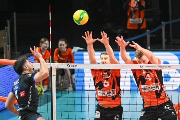 Berlin, Deutschland 31. Januar 2024: CL Volleyball - 2023 2024 - Berlin Recycling Volleys vs. Tours VB Im Bild: v. li. im Zweikampf Nicolas Marcelo Mendez (Tours VB), Johannes Tille (BR Volleys), Timo Tammemaa (BR Volleys) Copyright: xFotostandx xReuhlx