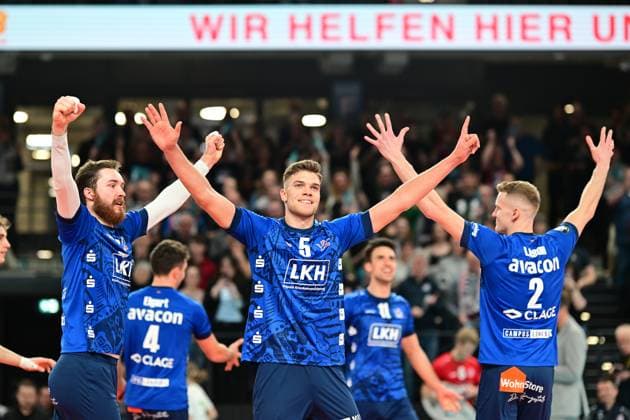 Volleyball I Herren I 2023-2024 I CEV Cup I Quarterfinal CCM 75 I SVG Lüneburg - AONS Milon NEA Smyrni ATHENS I 31.1.2024 Jesse William Elser (3, SVG Lüneburg), Erik Johannes Röhrs (5, SVG Lüneburg) und Blake Gregory Leeson (2, SVG Lüneburg) reißen die Arme hoch - das ist der Sieg Lüneburg LKH Arena Niedersachsen Deutschland Copyright: xLobeca AndreasxHannigx