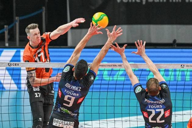 Sport Bilder des Tages Berlin, Deutschland 31. Januar 2024: CL Volleyball - 2023 2024 - Berlin Recycling Volleys vs. Tours VB Im Bild: v. li. im Zweikampf Marek Sotola (BR Volleys), Nicolas Marcelo Mendez (Tours VB), Michael Parkinson (Tours VB) Copyright: xFotostandx xReuhlx