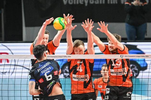 Berlin, Deutschland 31. Januar 2024: CL Volleyball - 2023 2024 - Berlin Recycling Volleys vs. Tours VB Im Bild: v. li. im Zweikampf Antoine Potron (Tours VB), Marek Sotola (BR Volleys), Timo Tammemaa (BR Volleys), Ruben Schott (BR Volleys) Copyright: xFotostandx xReuhlx