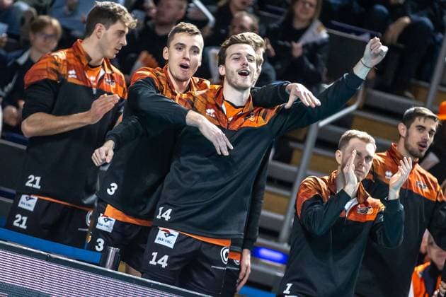 31.01.2024, Berlin, Volleyball: CEV Champions League, Maenner, Playoff, BR Volleys gegen Tours VB, Max-Schmeling-Halle. Berlins Tobias Krick (l-r), Jiri Hänninen und Leon Dervisaj jubeln nach Punktgewinn. BR Volleys vs. Tours VB