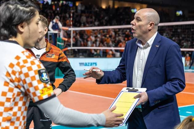 31.01.2024, Berlin, Volleyball: CEV Champions League, Maenner, Playoff, BR Volleys gegen Tours VB, Max-Schmeling-Halle. Trainer Joel Banks der Berlin Volleys bespricht sich mit seinem Team. BR Volleys vs. Tours VB
