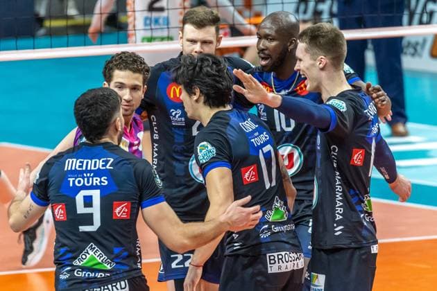 31.01.2024, Berlin, Volleyball: CEV Champions League, Maenner, Playoff, BR Volleys gegen Tours VB, Max-Schmeling-Halle. Spieler von Tours VB jubeln nach Punktgewinn. BR Volleys vs. Tours VB