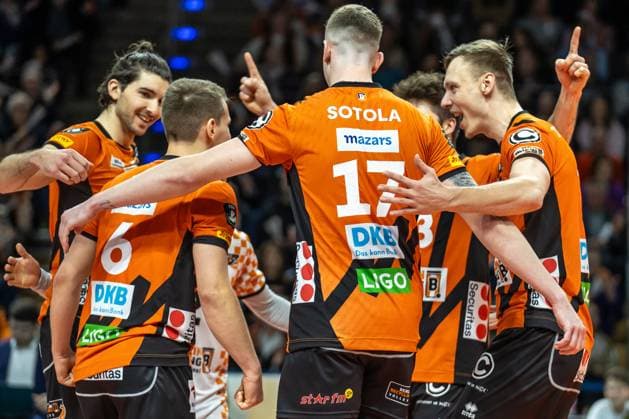 31.01.2024, Berlin, Volleyball: CEV Champions League, Maenner, Playoff, BR Volleys gegen Tours VB, Max-Schmeling-Halle. Spieler der BR Volleys jubeln nach Punktgewinn. BR Volleys vs. Tours VB