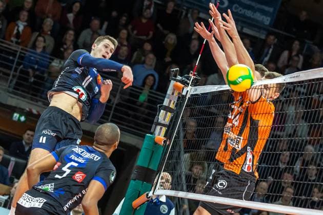 31.01.2024, Berlin, Volleyball: CEV Champions League, Maenner, Playoff, BR Volleys gegen Tours VB, Max-Schmeling-Halle. Maert Tammearu (l) von Tours VB spielt den Ball gegen Berlins Block. BR Volleys vs. Tours VB