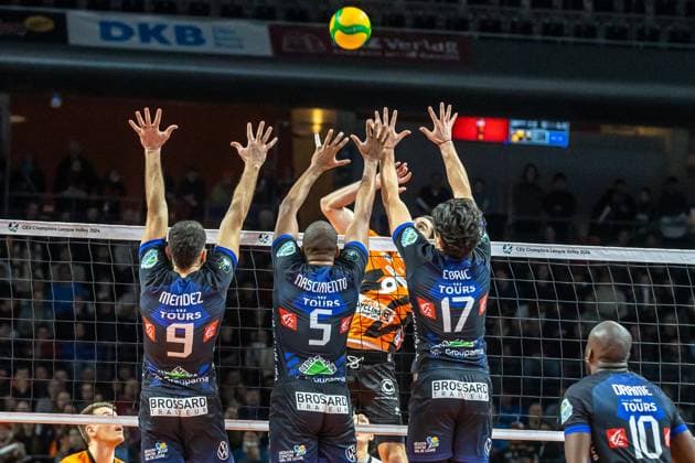 31.01.2024, Berlin, Volleyball: CEV Champions League, Maenner, Playoff, BR Volleys gegen Tours VB, Max-Schmeling-Halle. Berlins Timothee Carle (M) spielt den Ball gegen den Block aus Nicolas Mendez, Leandro Nascimento dos Santos und Zeljko Coric von Tours VB. BR Volleys vs. Tours VB