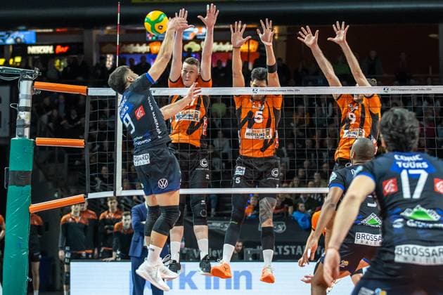 31.01.2024, Berlin, Volleyball: CEV Champions League, Maenner, Playoff, BR Volleys gegen Tours VB, Max-Schmeling-Halle. Nicolas Mendez (l-r) von Tours VB spielt den Ball vorbei an Berlins Block aus Marek Sotola, Nehemiah Mote und Timothee Carle. BR Volleys vs. Tours VB