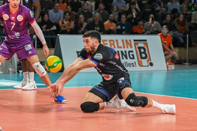 Berlin, Deutschland 31. Januar 2024: CL Volleyball - 2023 2024 - Berlin Recycling Volleys vs. Tours VB Im Bild: Ballannahme Nicolas Marcelo Mendez (Tours VB) Copyright: xFotostandx xReuhlx
