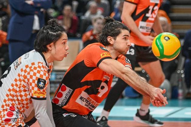 Berlin, Deutschland 31. Januar 2024: CL Volleyball - 2023 2024 - Berlin Recycling Volleys vs. Tours VB Im Bild: Ballannahme Timothee Carle (BR Volleys) (re.), Satoshi Tsuiki (BR Volleys) li. sichert Copyright: xFotostandx xReuhlx