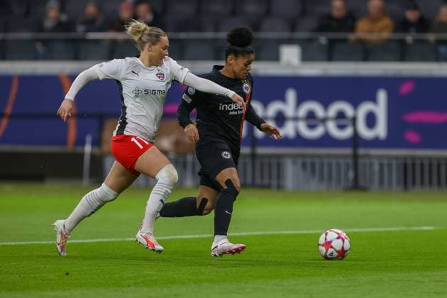 Deutsche Bank Park, Frankfurt Main Germany 31.01.2024 UEFA Women s Champions League match Grouppe A SGE Eintracht Frankfurt - Rosengard v.l., Emma Jansson (FC Rosengard), Shekiera Martinez (Eintracht Frankfurt), Zweikampf, Action, Aktion, Battles for the Ball Copyright: JoaquimxFerreira